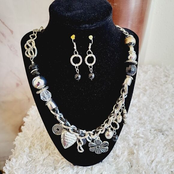 New! Boutique item matching necklace with earrings - Picture 4 of 6